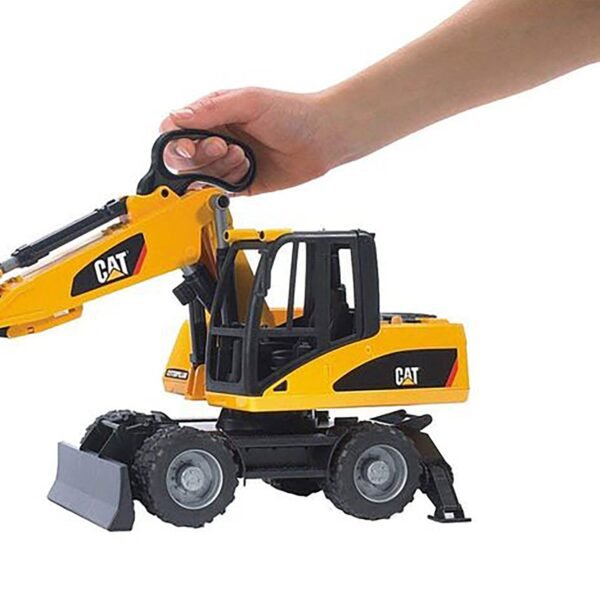 Bruder 1/16 Caterpillar Wheeled Excavator - Image 5